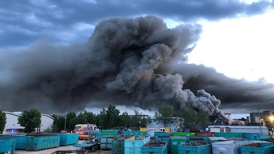 Auf dem Gelände einer Recycling-Firma in Wörth an der Isar ist am Montagabend ein Brand ausgebrochen. Auf dem Gelände einer Recycling-Firma in Wörth an der Isar ist am Montagabend ein Brand ausgebrochen.