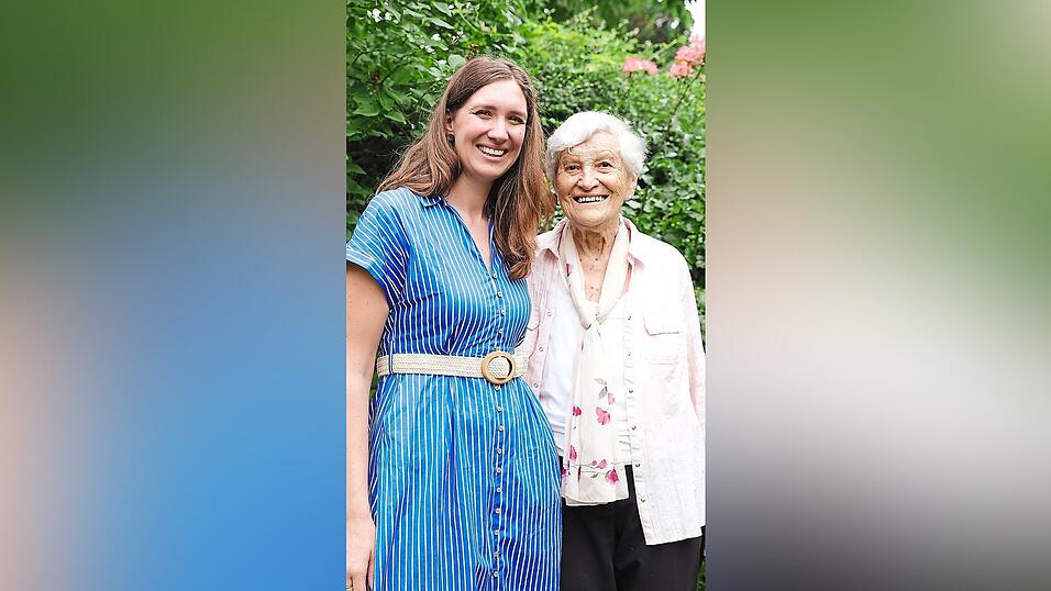 Mirjam Hees (links) mit ihrer Oma Isolde Fauser an ihrem Lieblingsplatz: im gro&szlig;en Garten hinter dem Haus.