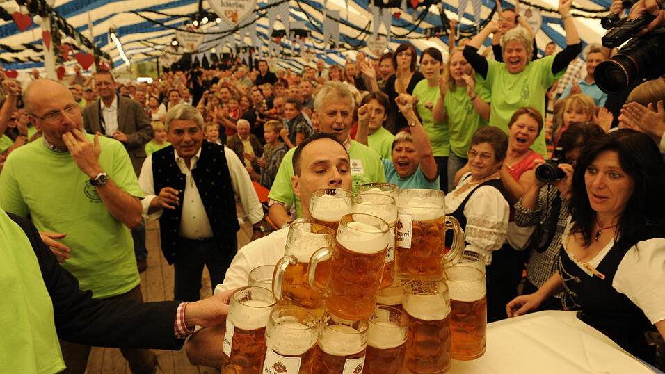 Lokalmatador Oliver Str&uuml;mpfel aus Abensberg ist der amtierende Weltrekordhalter im Ma&szlig;krugtragen. (Foto: privat)
