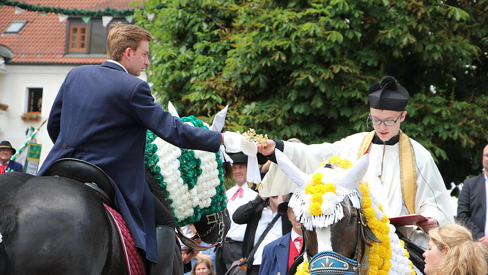 Pfingstbräutigam Nicklas Neubauer erhält von Geistlichem Offiziator Michael Steinhilber das Tugendkränzchen überreicht. Pfingstbräutigam Nicklas Neubauer erhält von Geistlichem Offiziator Michael Steinhilber das Tugendkränzchen überreicht.