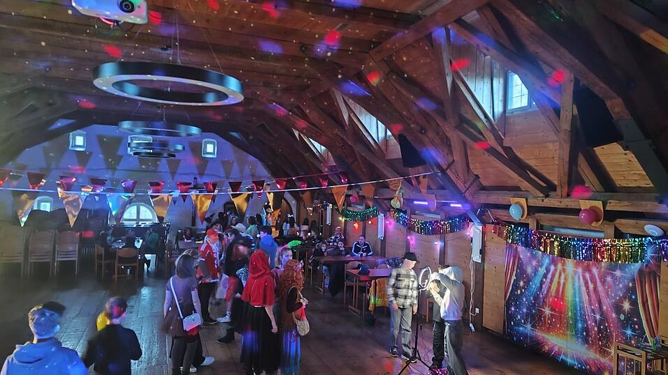 Der Pfarrsaal war bunt dekoriert. Hioer testen Jugendliche gerade die Selfie-Station. Der Pfarrsaal war bunt dekoriert. Hioer testen Jugendliche gerade die Selfie-Station.