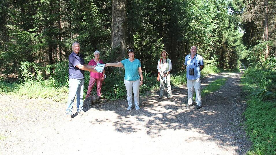 Hans Forstner, Ortsverbandssprecher der Echinger Grünen (links), überreicht MdL Rosi Steinberger (Mitte) die Petition mit den rund 250 Unterschriften. Robert van Vügt (rechts) hatte die Gruppe durch den Wald geführt und informiert. Hans Forstner, Ortsverbandssprecher der Echinger Grünen (links), überreicht MdL Rosi Steinberger (Mitte) die Petition mit den rund 250 Unterschriften. Robert van Vügt (rechts) hatte die Gruppe durch den Wald geführt und informiert.