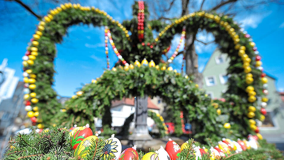 Bunt bemalte Ostereier schmücken diesen Osterbrunnen in der Fränkischen Schweiz.