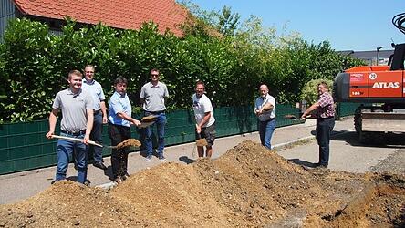 Johannes Macht (Ing.B&uuml;ro KEB), Gesch&auml;ftsleiter Manfred Engl (Wasserzweckverband), B&uuml;rgermeister und Verbandsvorsitzender Alfons Neumeier, Roland Schneider (Ing.B&uuml;ro KEB), Polier Hans Laumer (Firma Schedlbauer), Bautechniker Horst Roithner (Wasserzweckverband) und Rudolf Schedlbauer (Firma Schedlbauer) (von links).