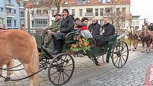 Mit zwei Pferdestärken machte man sich auf den Weg. Mit zwei Pferdestärken machte man sich auf den Weg.