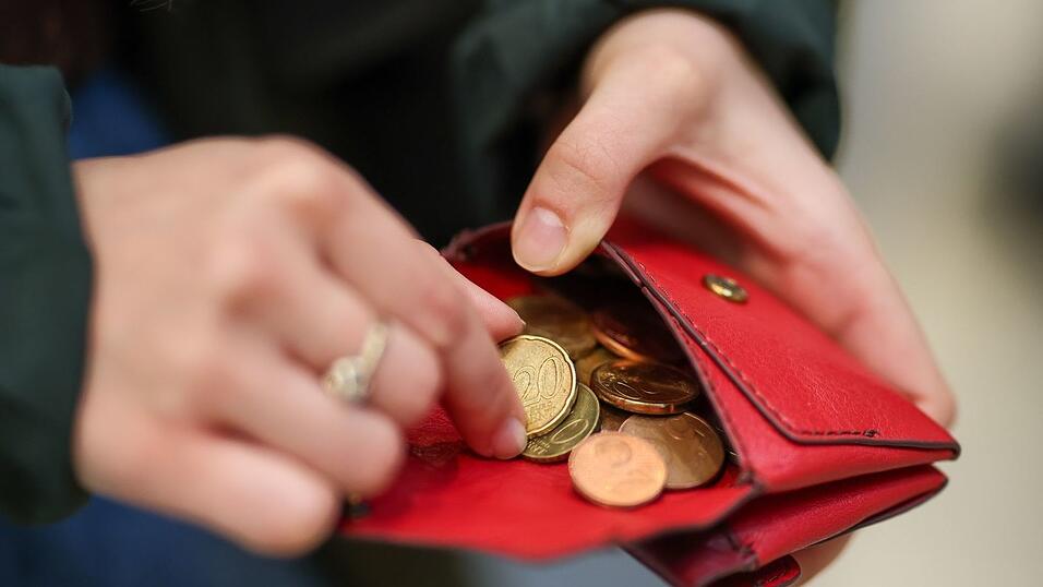 Je höher die Teuerungsrate, umso geringer die Kaufkraft der Menschen: Sie können sich für einen Euro dann weniger leisten und halten sich mit größeren Anschaffungen zurück. (Symbolbild) Je höher die Teuerungsrate, umso geringer die Kaufkraft der Menschen: Sie können sich für einen Euro dann weniger leisten und halten sich mit größeren Anschaffungen zurück. (Symbolbild)