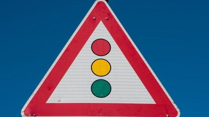 Der Landkreis Deggendorf wird auf der Corona-Ampel des Freistaats nun offiziell als 'dunkelrot' gelistet. (Symbolbild)