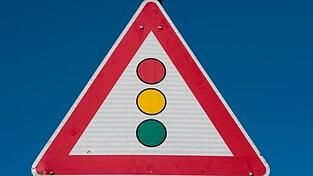 Der Landkreis Deggendorf wird auf der Corona-Ampel des Freistaats nun offiziell als 'dunkelrot' gelistet. (Symbolbild) Der Landkreis Deggendorf wird auf der Corona-Ampel des Freistaats nun offiziell als 'dunkelrot' gelistet. (Symbolbild)