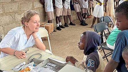 „Ich habe wirklich das Gefühl, dass wir dadurch etwas erreichen können“: Hannah Preischl bei einem „Health Screening“ von Kindern.