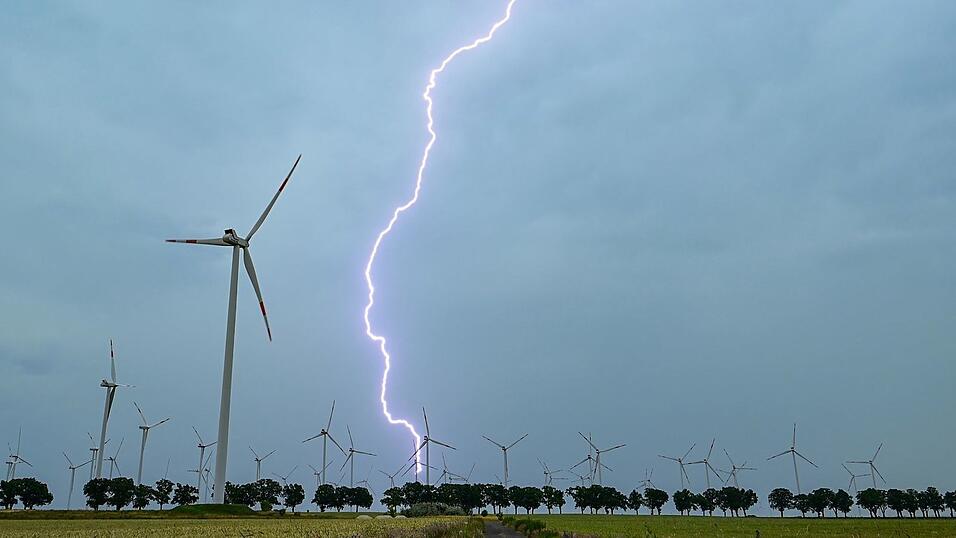 Gewitter, Stürme und Hitze zeigten am Wochenende bereits erste Spuren. Gewitter, Stürme und Hitze zeigten am Wochenende bereits erste Spuren.
