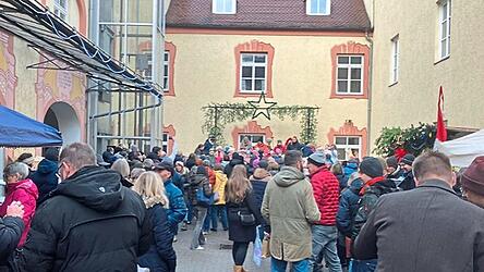 Die Besuche dr&auml;ngten sich dicht an dicht im Klosterinnenhof.