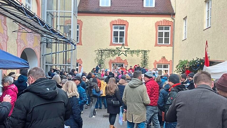Die Besuche drängten sich dicht an dicht im Klosterinnenhof.