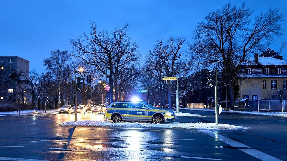 Am dritten Tag des Stromausfalls in Teilen Berlins warten 30.000 Haushalte weiter auf Energie. Am dritten Tag des Stromausfalls in Teilen Berlins warten 30.000 Haushalte weiter auf Energie.