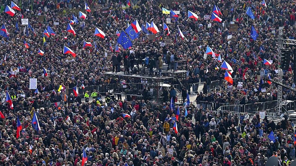 Viele tschechische Fahnen sind zu sehen.