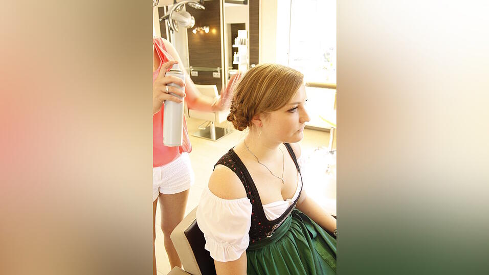 (Foto: Pfeffer)Fixiere die fertige Frisur mit Haarspray. Für den besonderen Effekt sorgt übrigens Glanzspray. (Foto: Pfeffer)Fixiere die fertige Frisur mit Haarspray. Für den besonderen Effekt sorgt übrigens Glanzspray.