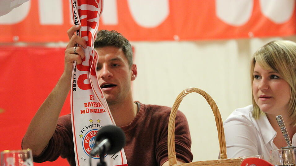 Thomas Müller besuchte am Sonntagnachmittag den 'FC Bayern-Fanclub Straubing '93'. (Foto: Fabian Roßmann) Thomas Müller besuchte am Sonntagnachmittag den 'FC Bayern-Fanclub Straubing '93'. (Foto: Fabian Roßmann)