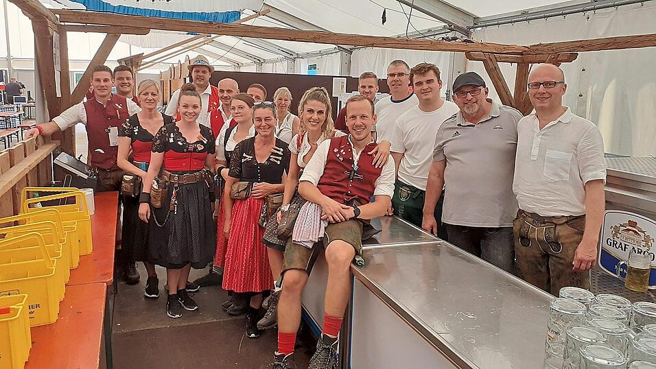 Bedienungen, Schankpersonal und Festb&uuml;ro warten schon startklar auf die ersten G&auml;ste.