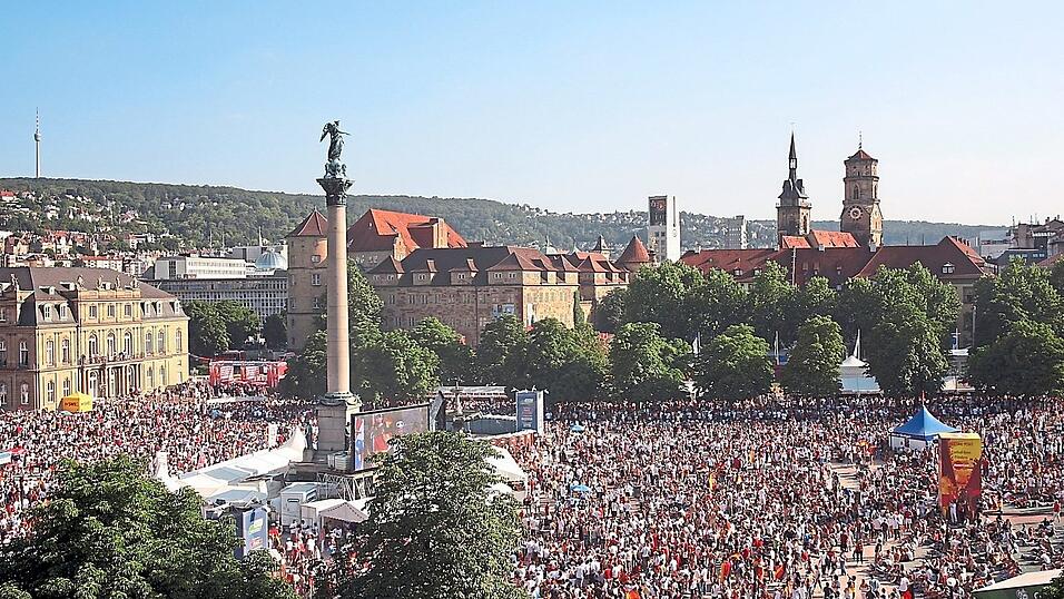 So war es 2006 zur WM, so soll es bei der EM 2024 wieder sein: die Fanmeile beim Public Viewing am Schlossplatz. So war es 2006 zur WM, so soll es bei der EM 2024 wieder sein: die Fanmeile beim Public Viewing am Schlossplatz.