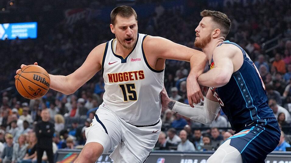 Schenkten sich in einer hitzigen Partie nichts: Nikola Jokic (l) und Isaiah Hartenstein.