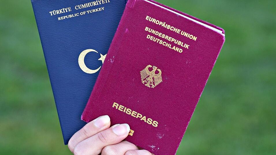 In bestimmten Fällen war die doppelte Staatsbürgerschaft schon früher möglich. Seit einer Reform der Ampel-Regierung ist sie generell erlaubt. (Symbolbild) In bestimmten Fällen war die doppelte Staatsbürgerschaft schon früher möglich. Seit einer Reform der Ampel-Regierung ist sie generell erlaubt. (Symbolbild)