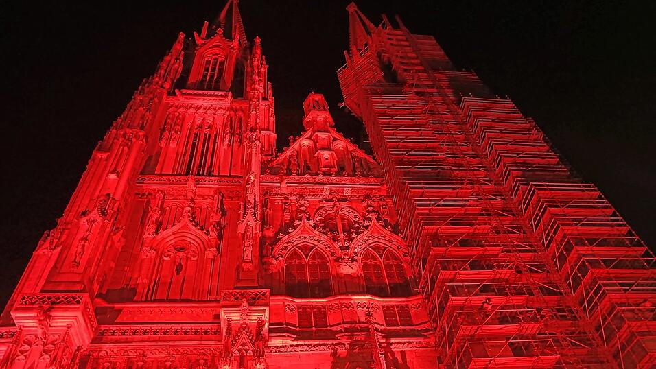 Ganz in Rot erstrahlte der Dom am Mittwochabend.
