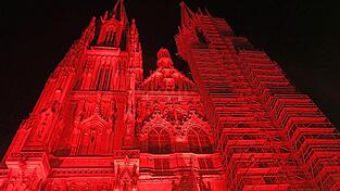 Ganz in Rot erstrahlte der Dom am Mittwochabend. Ganz in Rot erstrahlte der Dom am Mittwochabend.