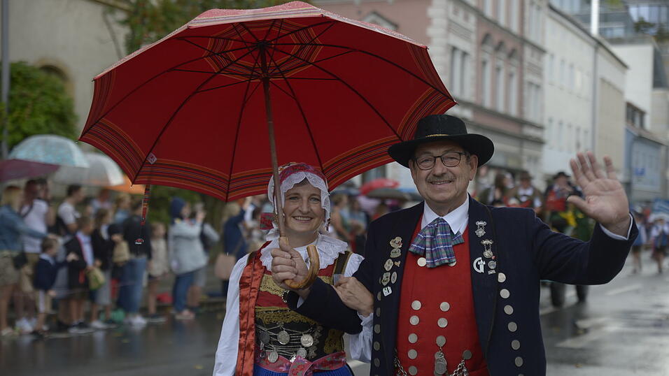Zahlreiche Musik- und Trachtengruppen zogen nach dreij&auml;hriger Pause am Freitagabend zum Festplatz Am Hagen.&nbsp;