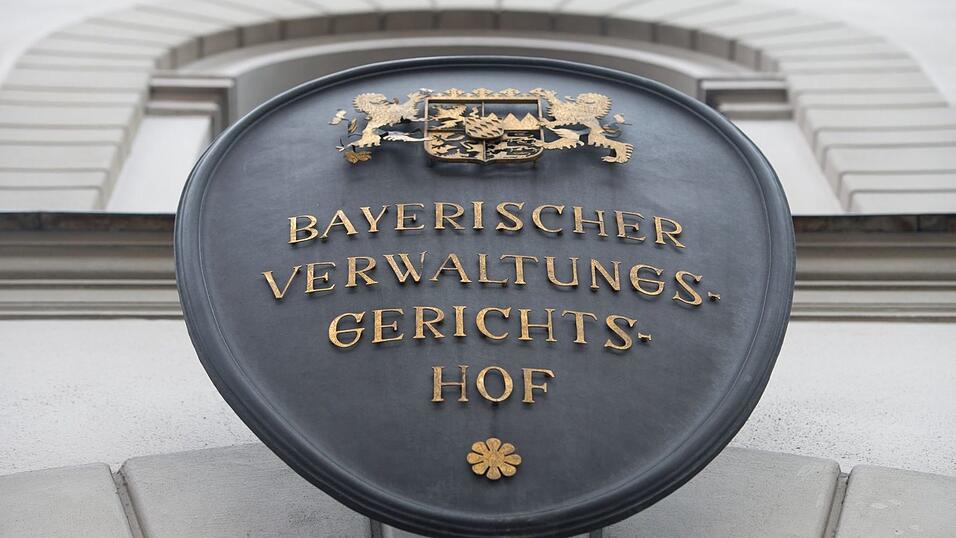 Ein Metallschild mit der Aufschrift 'Bayerischer Verwaltungsgerichtshof' hängt an der Fassade des bayerischen Verwaltungsgerichtshof. Ein Metallschild mit der Aufschrift 'Bayerischer Verwaltungsgerichtshof' hängt an der Fassade des bayerischen Verwaltungsgerichtshof.