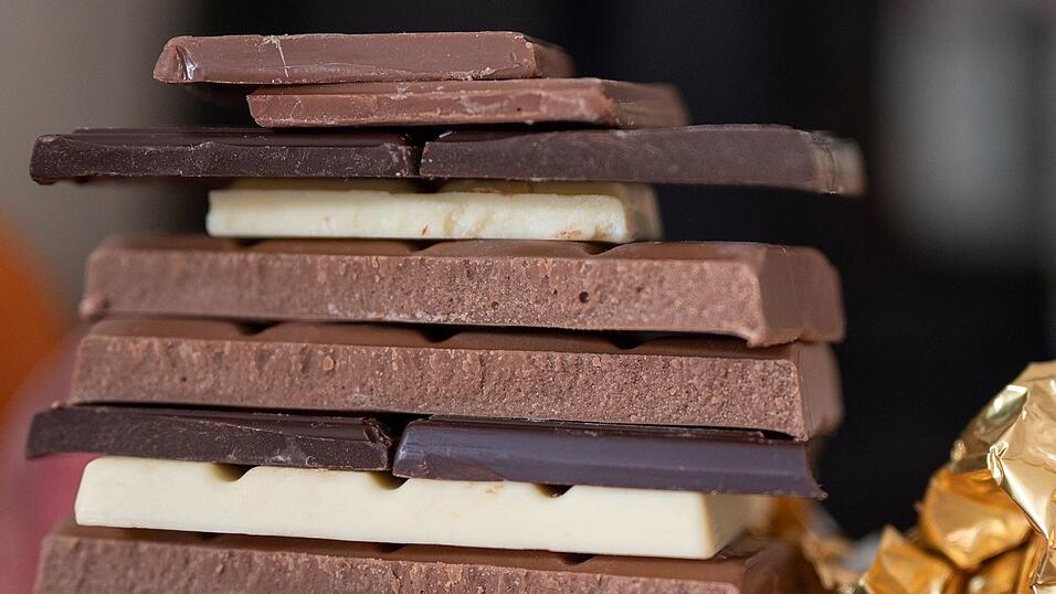 Die Menschen in Deutschland essen laut YouGov am liebsten Vollmilchschokolade. Jeder Zweite gibt die Sorte an.