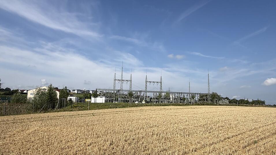 Das Umspannwerk zwischen Bogen und Hunderdorf&nbsp;erstreckt sich laut Bayernwerk Netz auf rund 1,2 Hektar. Das geplante Tennet-Umspannwerk in Aiterhofen soll rund eine rund 20-mal so gro&szlig;e Fl&auml;che, rund 25 Hektar, einnehmen.