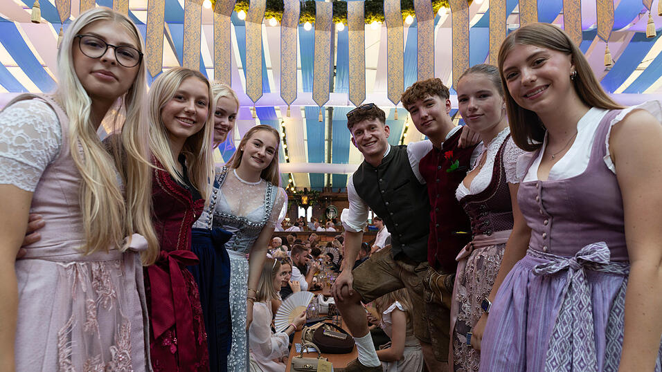 Die Partybilder vom Dienstag, 11. August, aus dem Festzelt Wenisch. Die Partybilder vom Dienstag, 11. August, aus dem Festzelt Wenisch.