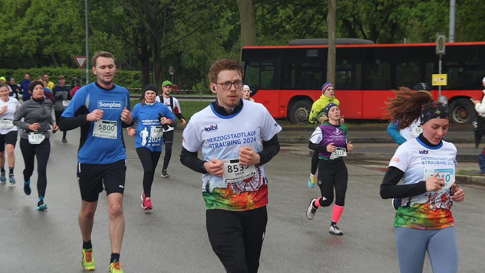 Auch die großen Herzogstadtläufer ließen sich wie schon die Kleinen am Samstag durch das nasskalte Aprilwetter den Spaß am Sport unter freiem Himmel nicht verderben.