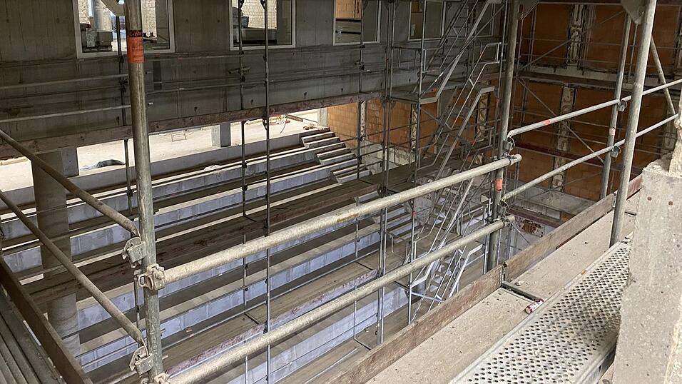 Auf den Stufen werden die Gymnasiasten künftig Platz nehmen, wenn ihre Schulspielgruppe auftritt. Auf den Stufen werden die Gymnasiasten künftig Platz nehmen, wenn ihre Schulspielgruppe auftritt.