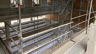 Auf den Stufen werden die Gymnasiasten künftig Platz nehmen, wenn ihre Schulspielgruppe auftritt. Auf den Stufen werden die Gymnasiasten künftig Platz nehmen, wenn ihre Schulspielgruppe auftritt.