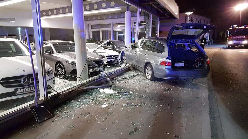 Ein Autofahrer ist in Rottenburg in den Verkaufsraum eines Autohauses gefahren.