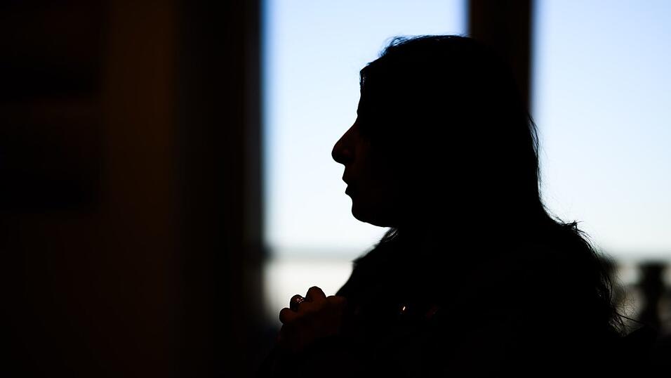 Licht und Schatten: Daniela Cavallo in ihrem B&uuml;ro in Wolfsburg, dem gr&ouml;&szlig;ten Standort des Volkswagen-Konzerns.