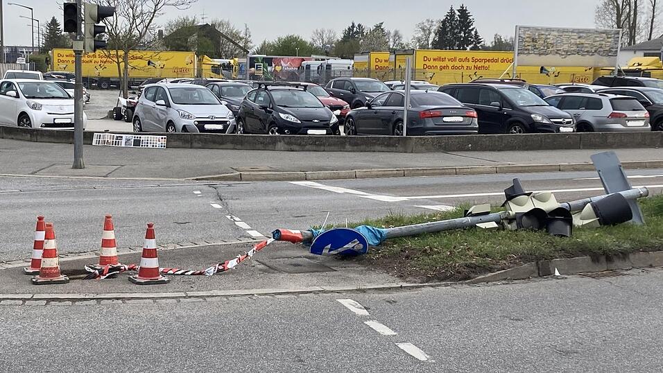 Der umgefahrene Ampelmast in der Ittlinger Straße in Straubing. Der umgefahrene Ampelmast in der Ittlinger Straße in Straubing.