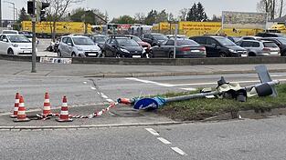 Der umgefahrene Ampelmast in der Ittlinger Straße in Straubing.