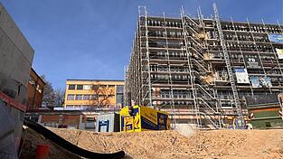 Bis die Generalsanierung des RSG abgeschlossen ist, dürfte es wieder Winter werden. Doch nächstes Jahr werden die Abizeugnisse im neuen Foyer überreicht. Bis die Generalsanierung des RSG abgeschlossen ist, dürfte es wieder Winter werden. Doch nächstes Jahr werden die Abizeugnisse im neuen Foyer überreicht.