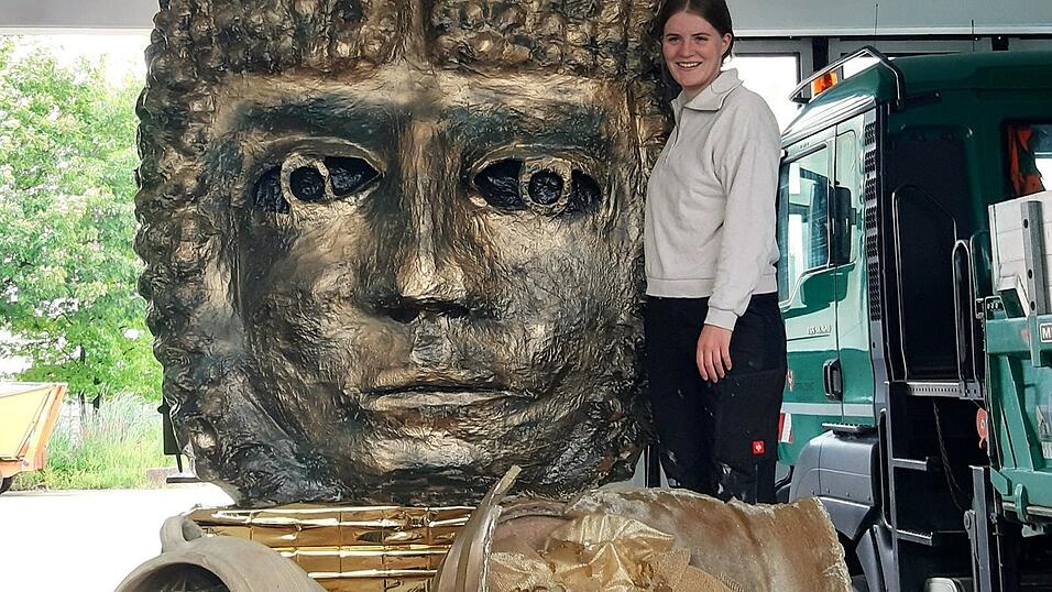 Anna Stadler mit der fertigen R&ouml;mermaske, die beim Volksfestauszug ihren ersten Auftritt hat.