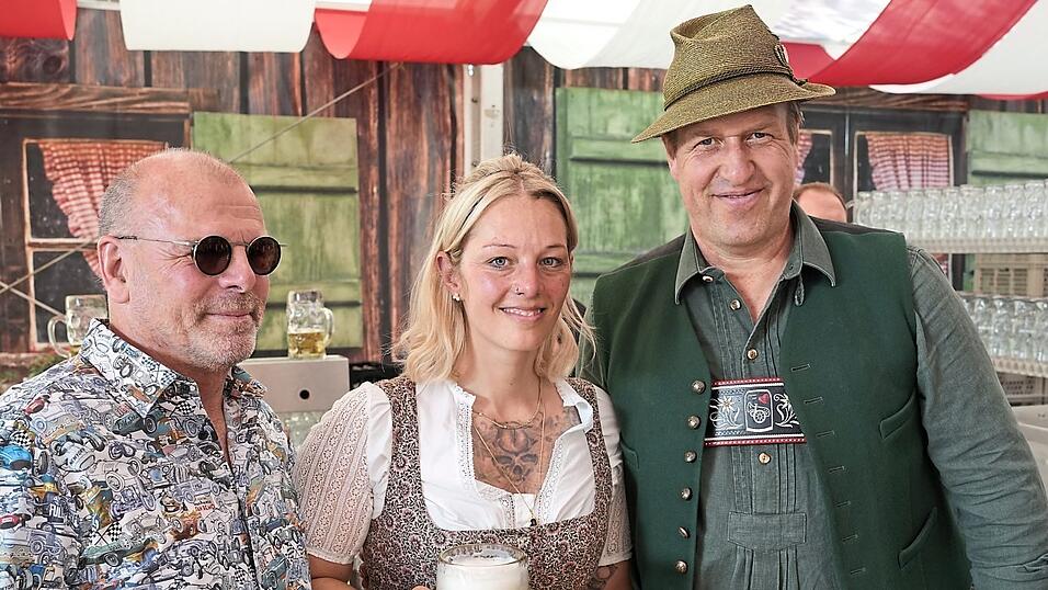 Vorfreude auf das Hoffest: Katharina Mayer mit Richard Matthes von der Firma Bavaria Zelte aus Forstinning (l.), der für die unkonventionelle Zeltkonstruktion verantwortlich ist, und Josef Menzl, Chef der weithin bekannten gleichnamigen Musikkapelle.