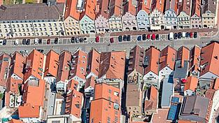 2015 ist die Neustadt neu gestaltet - alle Kanten und Bordsteine sind entfallen, die Fußgängerbereiche verbreitert und die Parkplatzmarkierung angepasst.