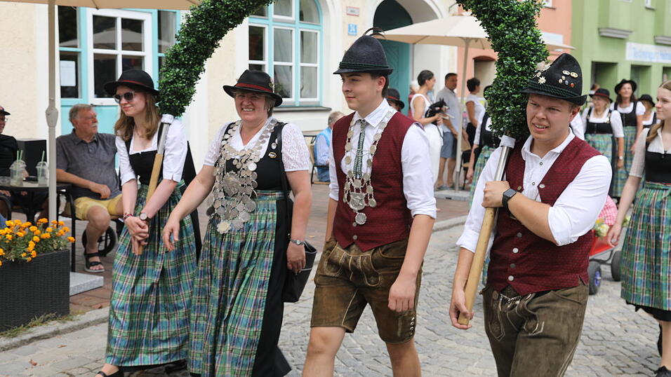 Die Gaukönige des Schützengaus Dorfen waren natürlich auch beim 150. Dorfener Jubiläums-Volksfestes dabei Die Gaukönige des Schützengaus Dorfen waren natürlich auch beim 150. Dorfener Jubiläums-Volksfestes dabei