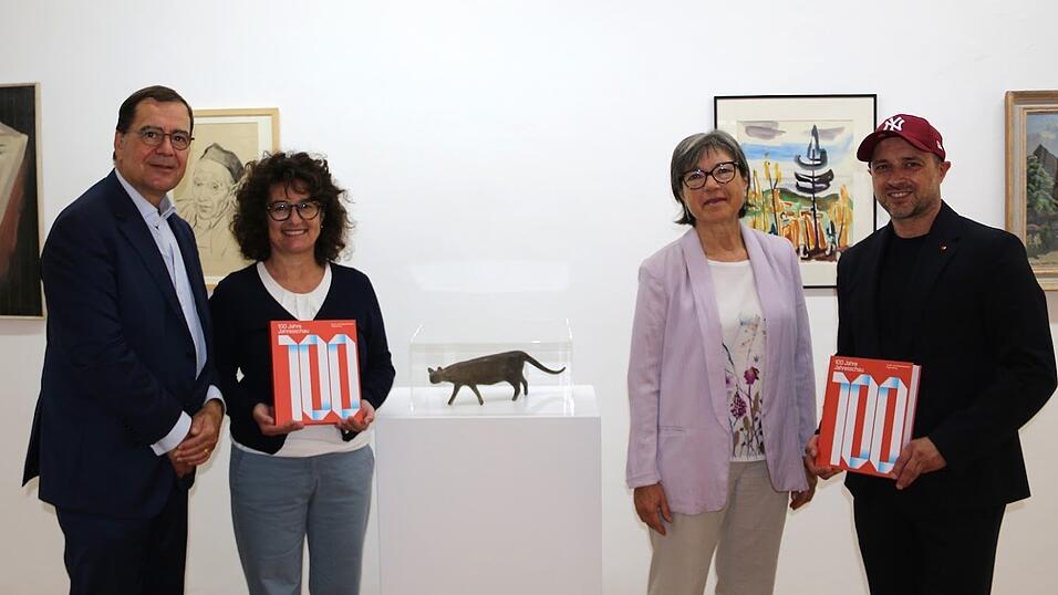 Christoph Wagner (von links), Antonia Kienberger, Wilma Rapf-Karikari und Stadtrat Alexander Irmisch bei der Vorstellung der neuen Ausstellung. Sie soll eine Zeitreise in die Vergangenheit werden.