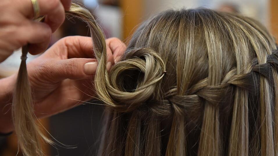 Jetzt die beiden Zöpfe nehmen und ineinander verdrehen und zu einem lockeren Dutt zusammenrollen. Mit Haargummis und Haarspray für festen Halt sorgen. Fertig. Jetzt die beiden Zöpfe nehmen und ineinander verdrehen und zu einem lockeren Dutt zusammenrollen. Mit Haargummis und Haarspray für festen Halt sorgen. Fertig.