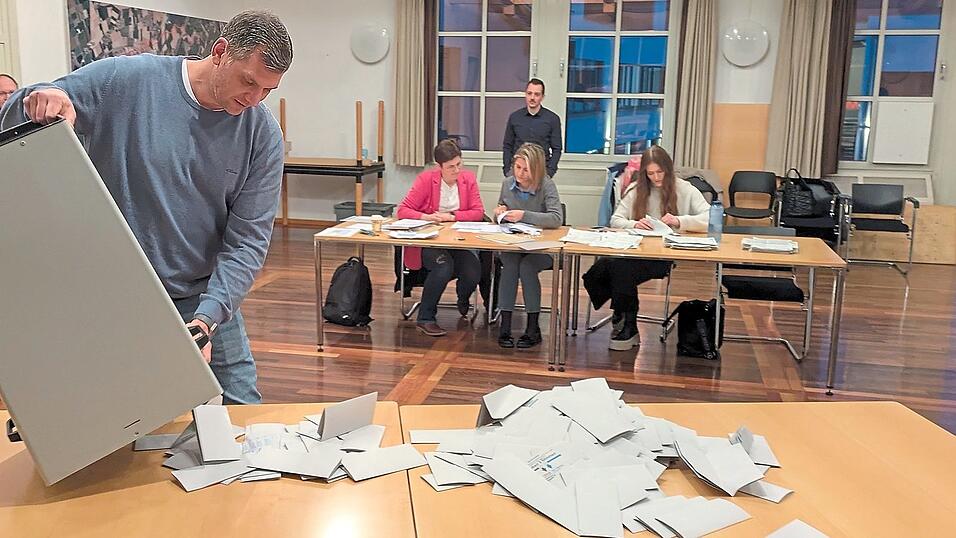 Sitzungssaal Rathaus, kurz nach 18 Uhr: Wahlvorstand Stephan Bieber &ouml;ffnet die Urne mit den Stimmzetteln.