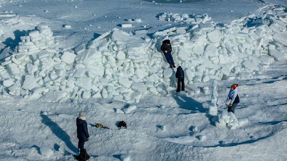 Meterhoch t&uuml;rmen sich Eisbrocken am Strand von Usedom auf.