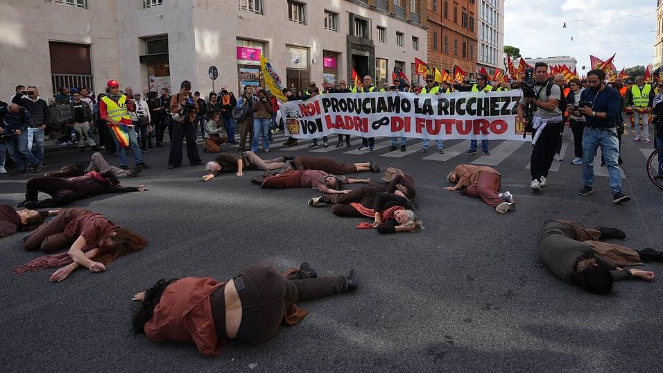 Insgesamt wurde in 50 Städten demonstriert - auch mit Straßenblockaden. Insgesamt wurde in 50 Städten demonstriert - auch mit Straßenblockaden.