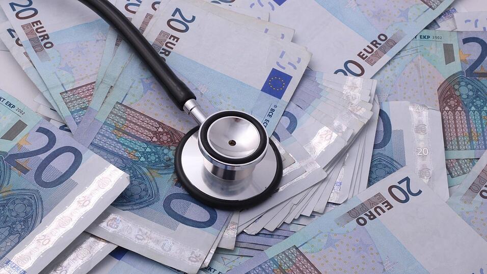 Für kommendes Jahr sind höhere Beiträge für die gesetzlichen Krankenkassen angekündigt worden. Grund genug, sich seine Versicherung genau anzuschauen und die individuell optimale Entscheidung zu treffen. Fragen dazu konnten Tagblatt-Leser bei einer Telefonaktion anbringen. Für kommendes Jahr sind höhere Beiträge für die gesetzlichen Krankenkassen angekündigt worden. Grund genug, sich seine Versicherung genau anzuschauen und die individuell optimale Entscheidung zu treffen. Fragen dazu konnten Tagblatt-Leser bei einer Telefonaktion anbringen.