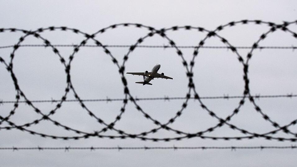 Mehr Abschiebungen fordert die Union, hier ein startender Flug (Foto: Archiv).